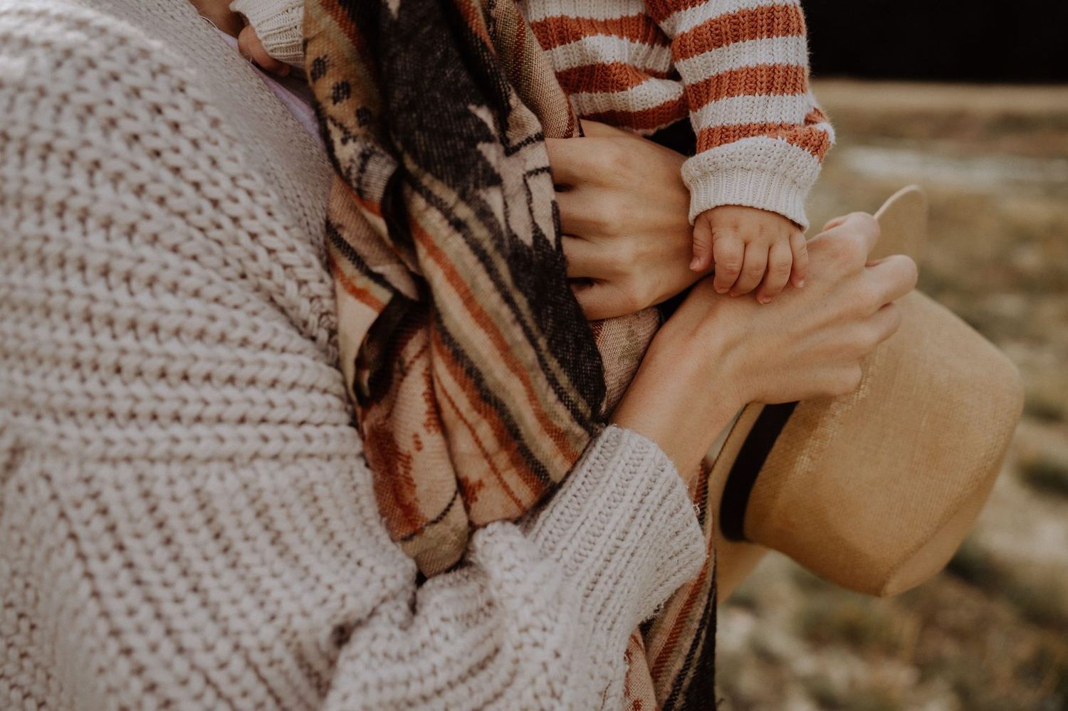 Natürliche Familienfotografie im Freien – Mutter und Kind in der Natur nahe Bremen