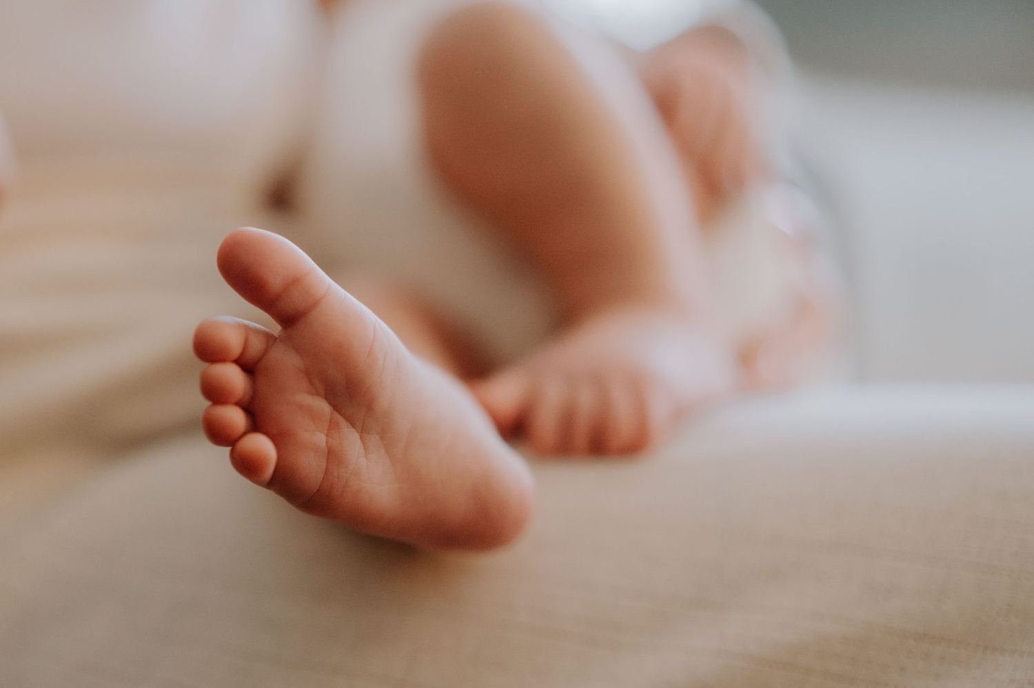 Neugeborenenfotografie – Familie mit Baby in warmer Atmosphäre